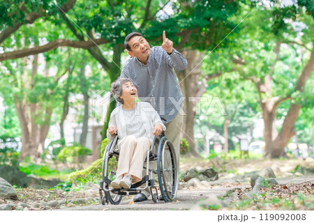 シニア女性　ミドル男性　親子　車椅子　 119092008