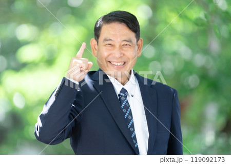 ビジネスマン ミドル男性 指差し ビジネスマン ミドル男性 指差し 119092173