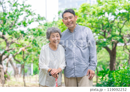 シニア女性　ミドル男性　親子　ポートレート 119092252