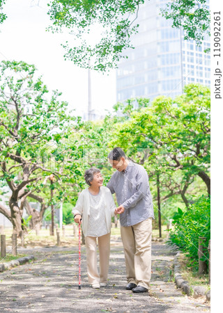 シニア女性　ミドル男性　親子　歩く 119092261