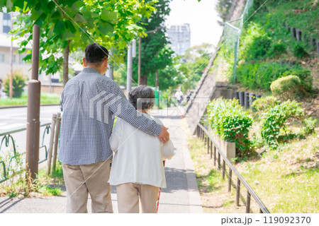 シニア女性 ミドル男性 親子 後ろ姿 シニア女性 ミドル男性 親子 後ろ姿 119092370