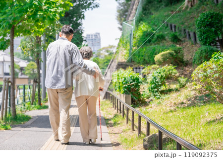 シニア女性 ミドル男性 親子 後ろ姿 シニア女性 ミドル男性 親子 後ろ姿 119092375