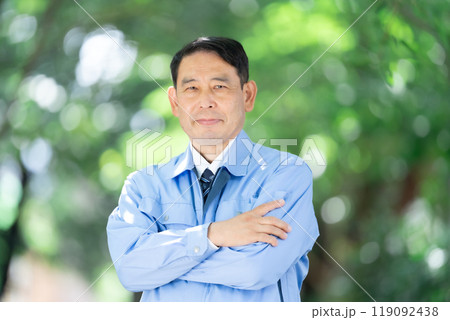 作業服の男性 公園 作業服の男性 公園 119092438