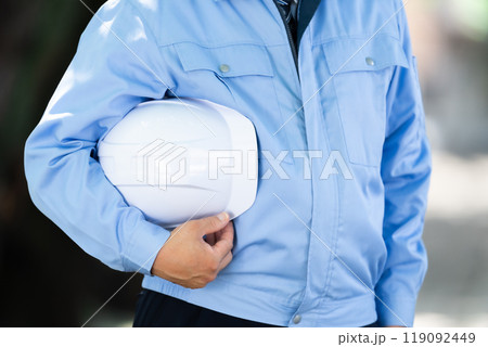 作業服の男性 公園 ヘルメット 手元 作業服の男性 公園 ヘルメット 手元 119092449