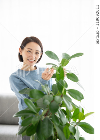 観葉植物のお手入れをする女性 119092611