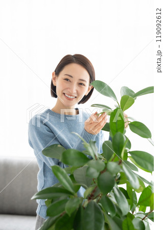 観葉植物のお手入れをする女性 119092612