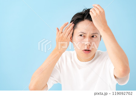 髪の毛を気にする男性　ヘアケア 119092702