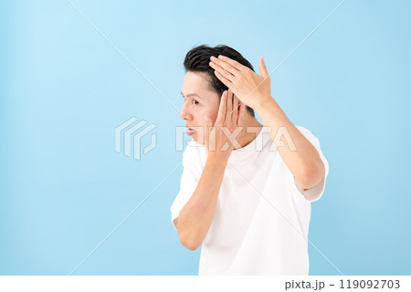 髪の毛を気にする男性　ヘアケア 119092703