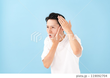 髪の毛を気にする男性　ヘアケア 119092704