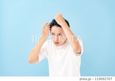 髪の毛を気にする男性　ヘアケア 119092707
