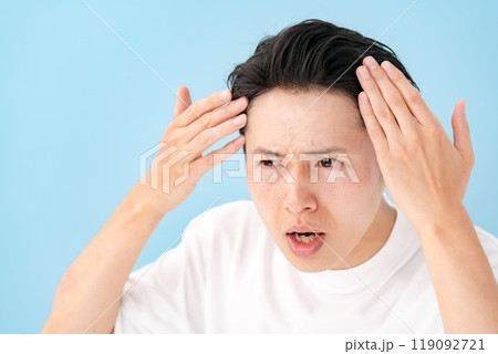 髪の毛を気にする男性 ヘアケア 髪の毛を気にする男性 ヘアケア 119092721
