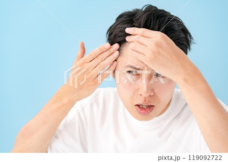 髪の毛を気にする男性 ヘアケア 髪の毛を気にする男性 ヘアケア 119092722