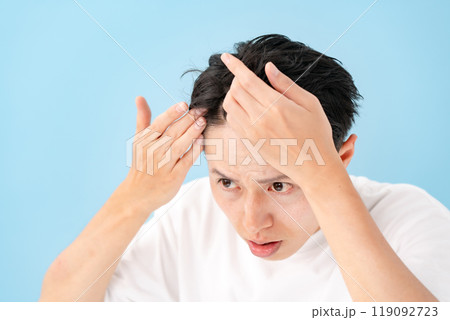 髪の毛を気にする男性　ヘアケア 119092723