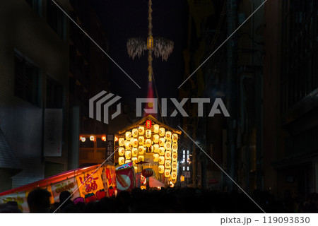 祇園祭、宵山の菊水鉾 119093830