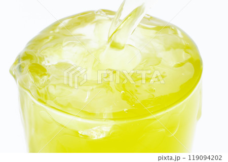 グラスいっぱいに注ぐ冷たい緑茶のクローズアップ 119094202