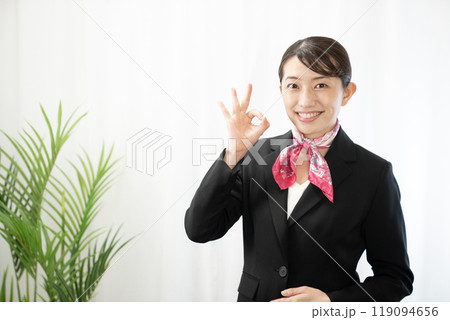 オーケーサインをして微笑む女性 119094656
