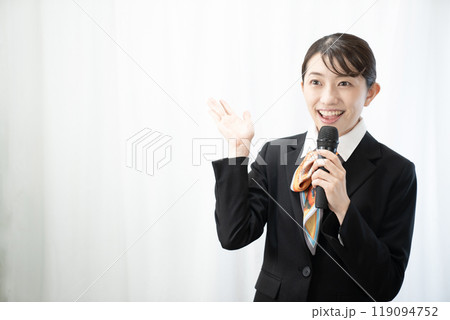 マイクを持って案内をする女性 マイクを持って案内をする女性 119094752