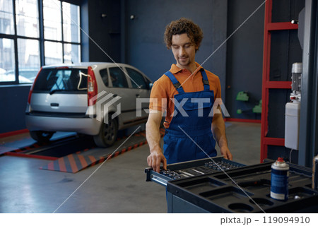 Man mechanic working at car repair service workshop Man mechanic working at car repair service workshop 119094910