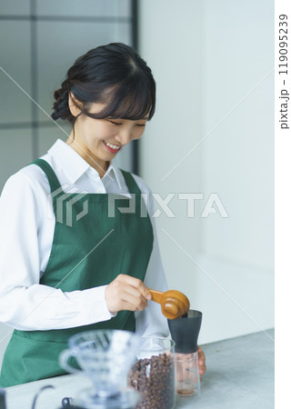 週末の朝、珈琲を淹れる若い女性店員 週末の朝、珈琲を淹れる若い女性店員 119095239