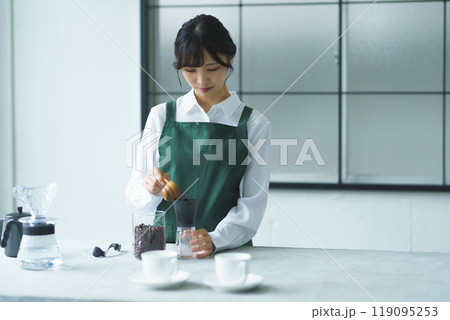 週末の朝、珈琲を淹れる若い女性店員 週末の朝、珈琲を淹れる若い女性店員 119095253