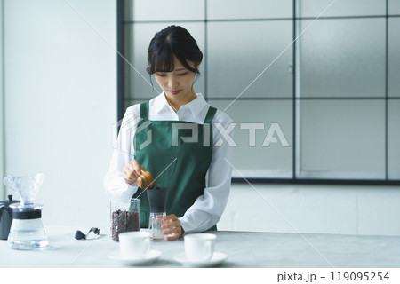 週末の朝、珈琲を淹れる若い女性店員 119095254