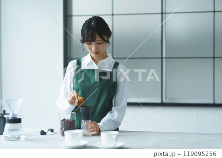 週末の朝、珈琲を淹れる若い女性店員 119095256