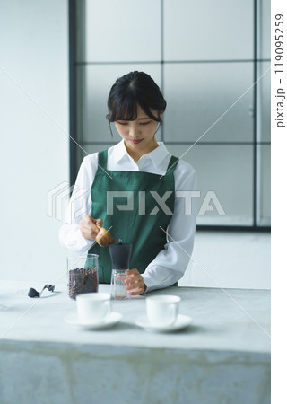 週末の朝、珈琲を淹れる若い女性店員 週末の朝、珈琲を淹れる若い女性店員 119095259
