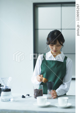 週末の朝、珈琲を淹れる若い女性店員 週末の朝、珈琲を淹れる若い女性店員 119095267