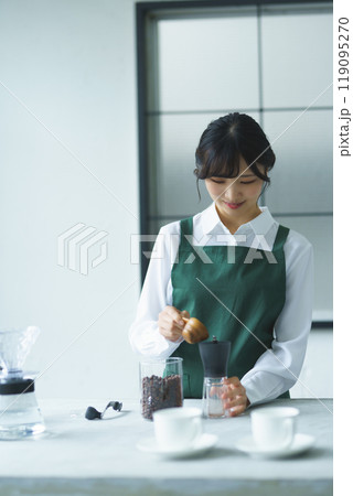 週末の朝、珈琲を淹れる若い女性店員 週末の朝、珈琲を淹れる若い女性店員 119095270
