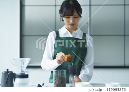 週末の朝、珈琲を淹れる若い女性店員 119095276