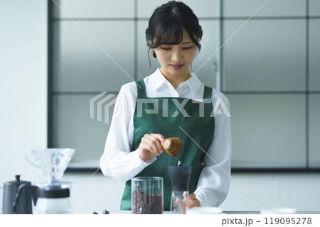 週末の朝、珈琲を淹れる若い女性店員 週末の朝、珈琲を淹れる若い女性店員 119095278