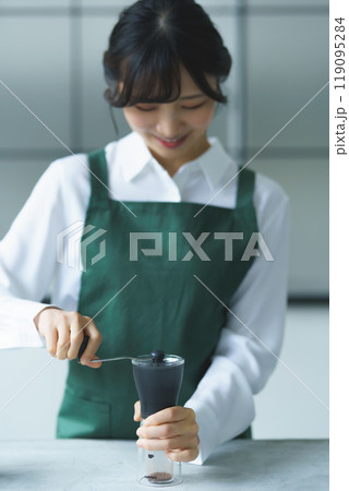 週末の朝、珈琲を淹れる若い女性店員 週末の朝、珈琲を淹れる若い女性店員 119095284