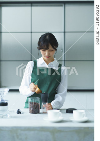 週末の朝、珈琲を淹れる若い女性店員 119095292