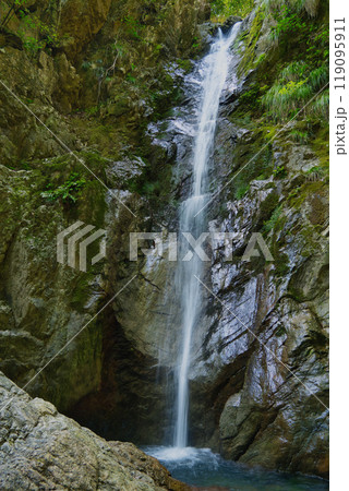 間近で見れる滝 間近で見れる滝 119095911