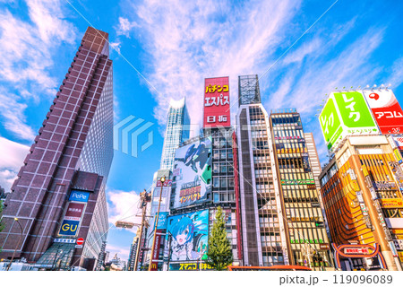 日本の東京都市景観 10月。新宿駅東口前。西武新宿駅や東急歌舞伎町タワーなどを望む=7日 日本の東京都市景観 10月。新宿駅東口前。西武新宿駅や東急歌舞伎町タワーなどを望む=7日 119096089