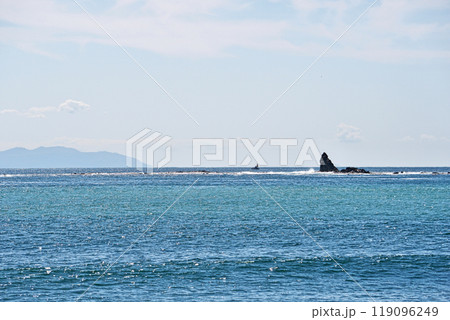 茅ヶ崎海岸から見る烏帽子岩と伊豆大島(秋、十月) 茅ヶ崎海岸から見る烏帽子岩と伊豆大島(秋、十月) 119096249