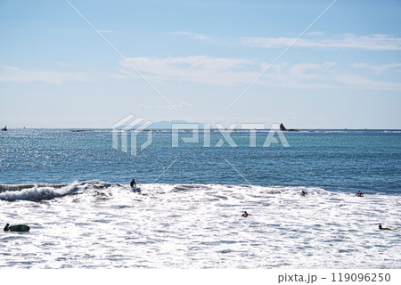 茅ヶ崎海岸から見る烏帽子岩と伊豆大島（秋、十月） 119096250