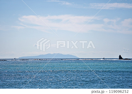 茅ヶ崎海岸から見る烏帽子岩と伊豆大島（秋、十月） 119096252