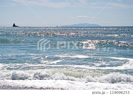 茅ヶ崎海岸から見る烏帽子岩と伊豆大島（秋、十月） 119096253
