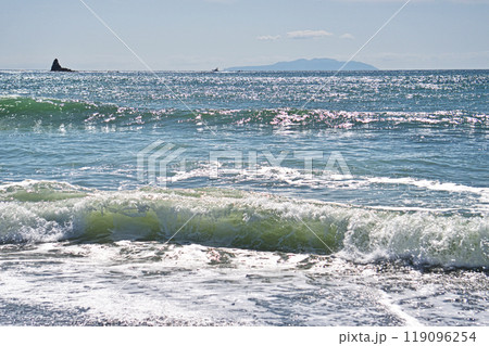 茅ヶ崎海岸から見る烏帽子岩と伊豆大島(秋、十月) 茅ヶ崎海岸から見る烏帽子岩と伊豆大島(秋、十月) 119096254