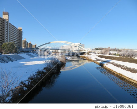 雪景色 鶴見川 鴨池大橋 雪景色 鶴見川 鴨池大橋 119096361