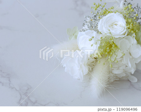 ミニブーケ(白)(大理石背景) 119096496
