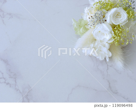 ミニブーケ(白)(大理石背景) 119096498