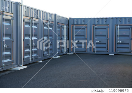 コンテナが並ぶ風景　コンテナ式トランクルーム 119096976