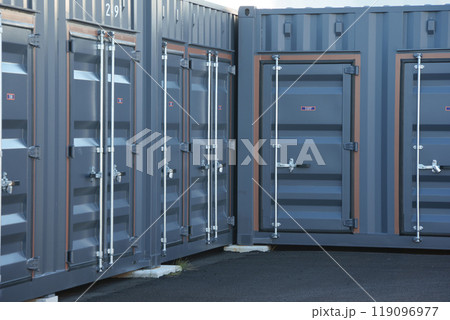 コンテナが並ぶ風景　コンテナ式トランクルーム 119096977