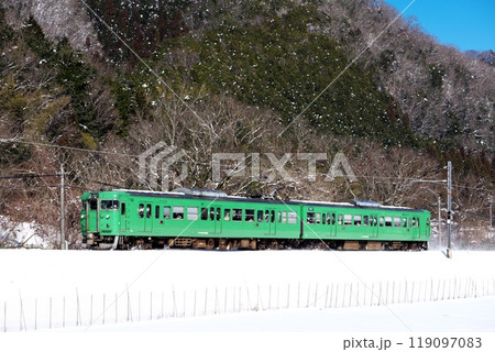 冬の雪景色を走るJR西日本113系電車 舞鶴線 冬の雪景色を走るJR西日本113系電車 舞鶴線 119097083