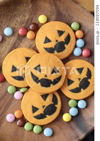 ジャックオランタンのアイスボックスクッキーとカラフル粒チョコ 119097098