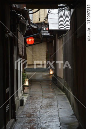 雨に濡れた石畳の路地 雨に濡れた石畳の路地 119097216