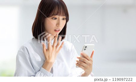 スマホの画面を見て驚くビジネスウーマン スマホの画面を見て驚くビジネスウーマン 119097222