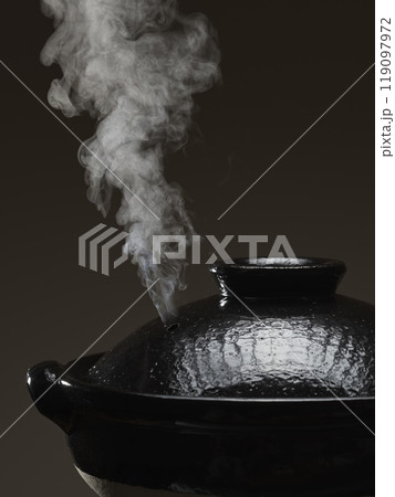 湯気が立ち上る土鍋 鍋料理イメージ 湯気が立ち上る土鍋 鍋料理イメージ 119097972